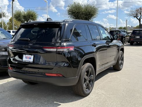 New 2025 Jeep Grand Cherokee Limited w/ Luxury Tech Group II image 5