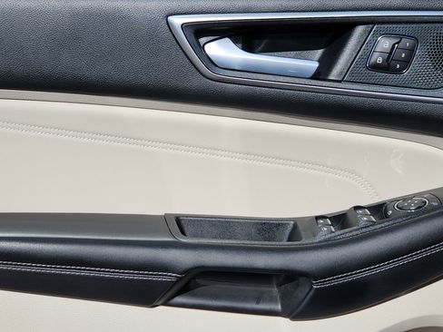 Used 2024 Ford Edge Titanium image 6