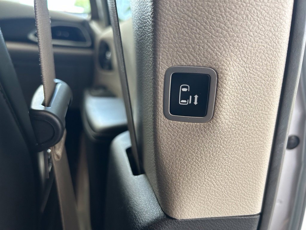 Used 2024 Chrysler Pacifica Touring-L FWD image 28