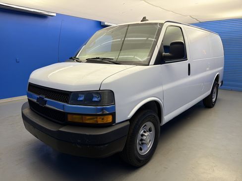 Used 2021 Chevrolet Express 2500 w/ Driver Convenience Package image 4