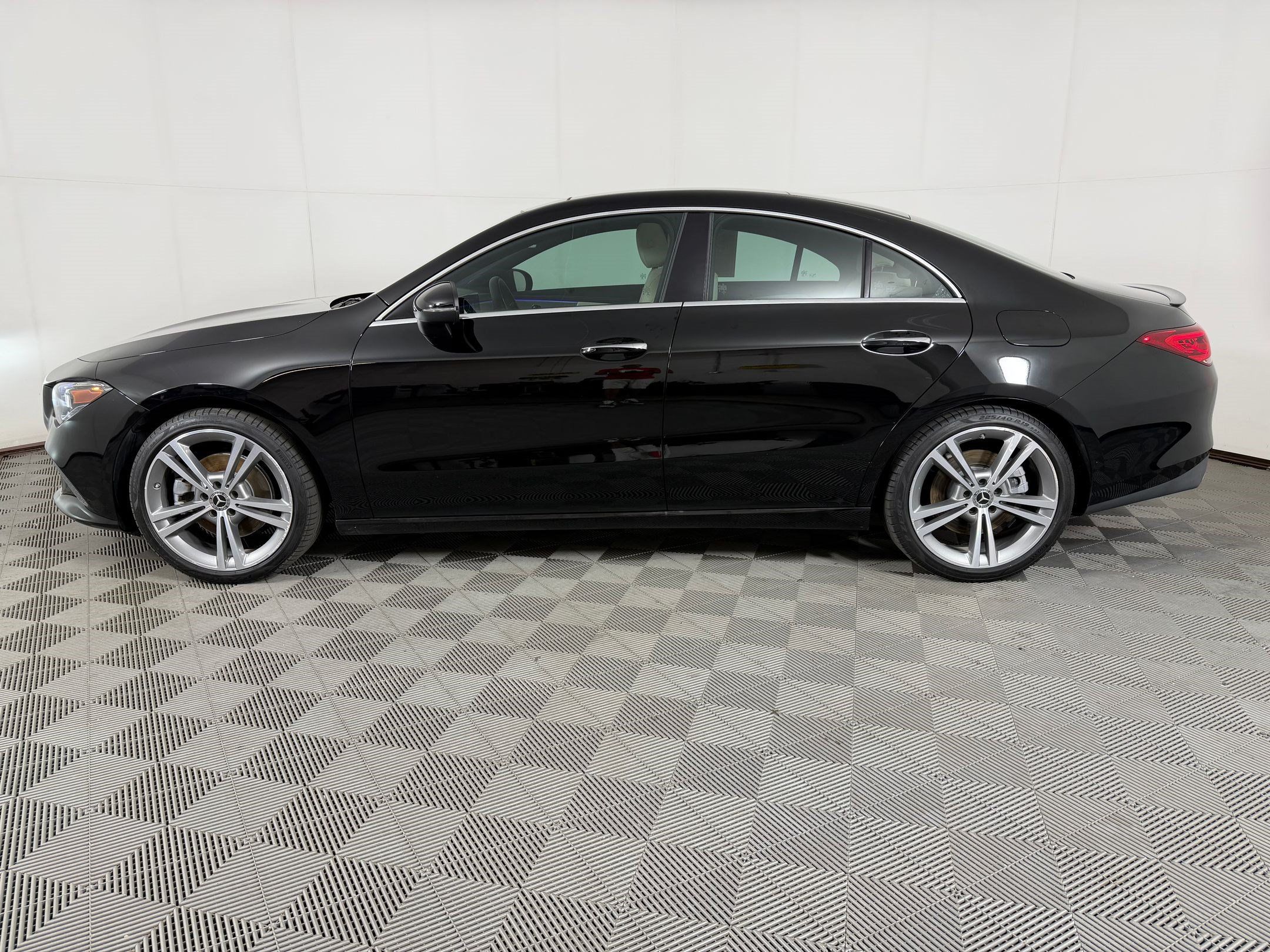 Used 2022 Mercedes-Benz CLA 250 4MATIC image 2