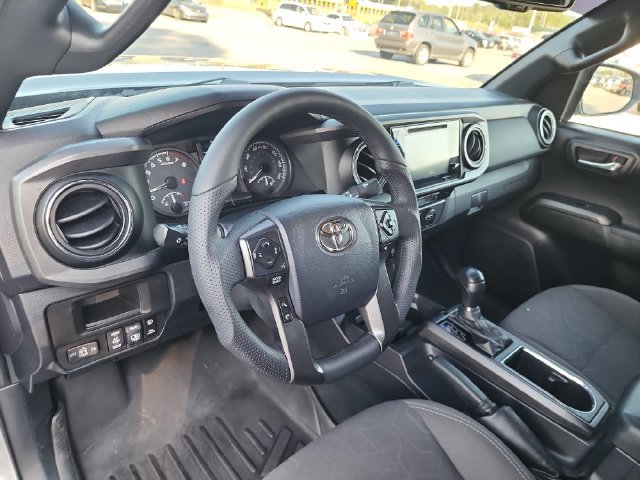 Used 2017 Toyota Tacoma TRD Off-Road AWD/4WD image 11