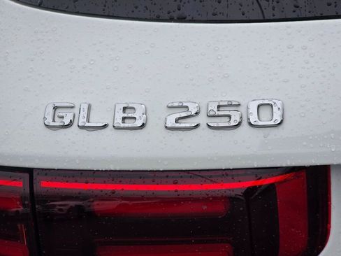 Used 2025 Mercedes-Benz GLB 250 4MATIC image 33