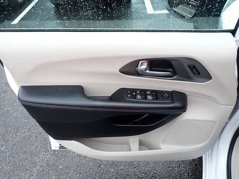 Used 2023 Chrysler Pacifica Touring-L FWD image 21