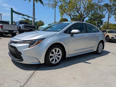 Used 2025 Toyota Corolla LE FWD image 3