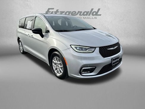 Used 2024 Chrysler Pacifica Touring-L image 1