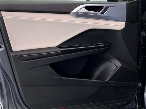 Used 2025 Volkswagen Taos SE w/ Panoramic Sunroof Package image 23