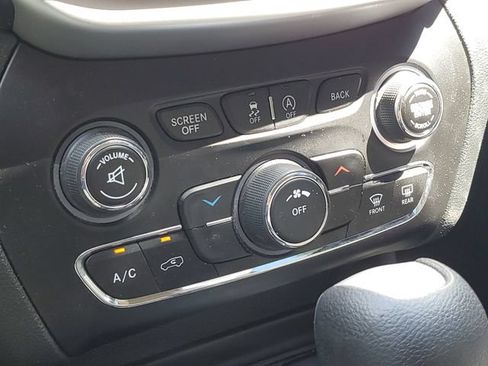 Used 2015 Jeep Cherokee Latitude AWD/4WD image 16