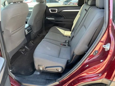Used 2016 Toyota Highlander LE FWD image 3