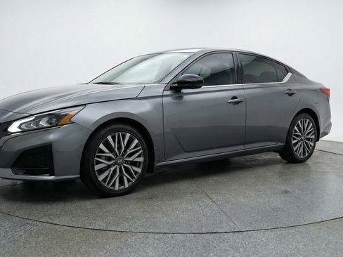 Used 2025 Nissan Altima 2.5 SV image 3