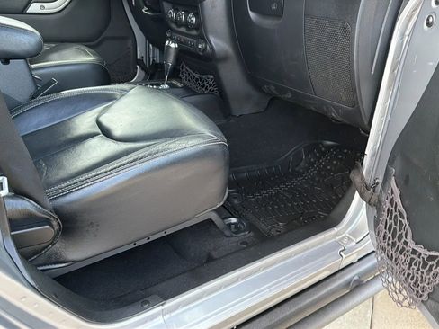 Used 2016 Jeep Wrangler Unlimited Rubicon image 93