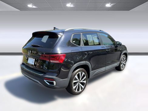 Used 2023 Volkswagen Taos SE w/ Panoramic Sunroof Package FWD image 9