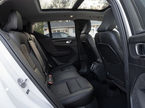 Used 2023 Volvo XC40 B5 Plus image 35