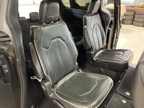 Used 2019 Chrysler Pacifica Limited w/ Advanced Safetytec Group image 26