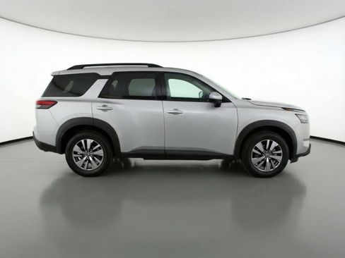 Used 2025 Nissan Pathfinder SV image 11