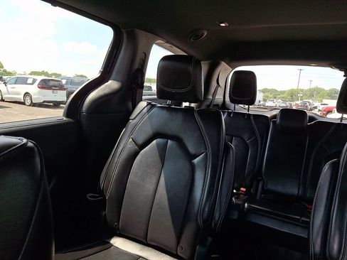 Used 2025 Chrysler Pacifica Select FWD image 19