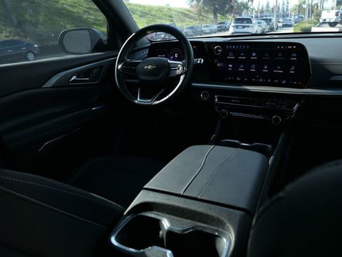 Used 2025 Chevrolet Traverse LT image 25