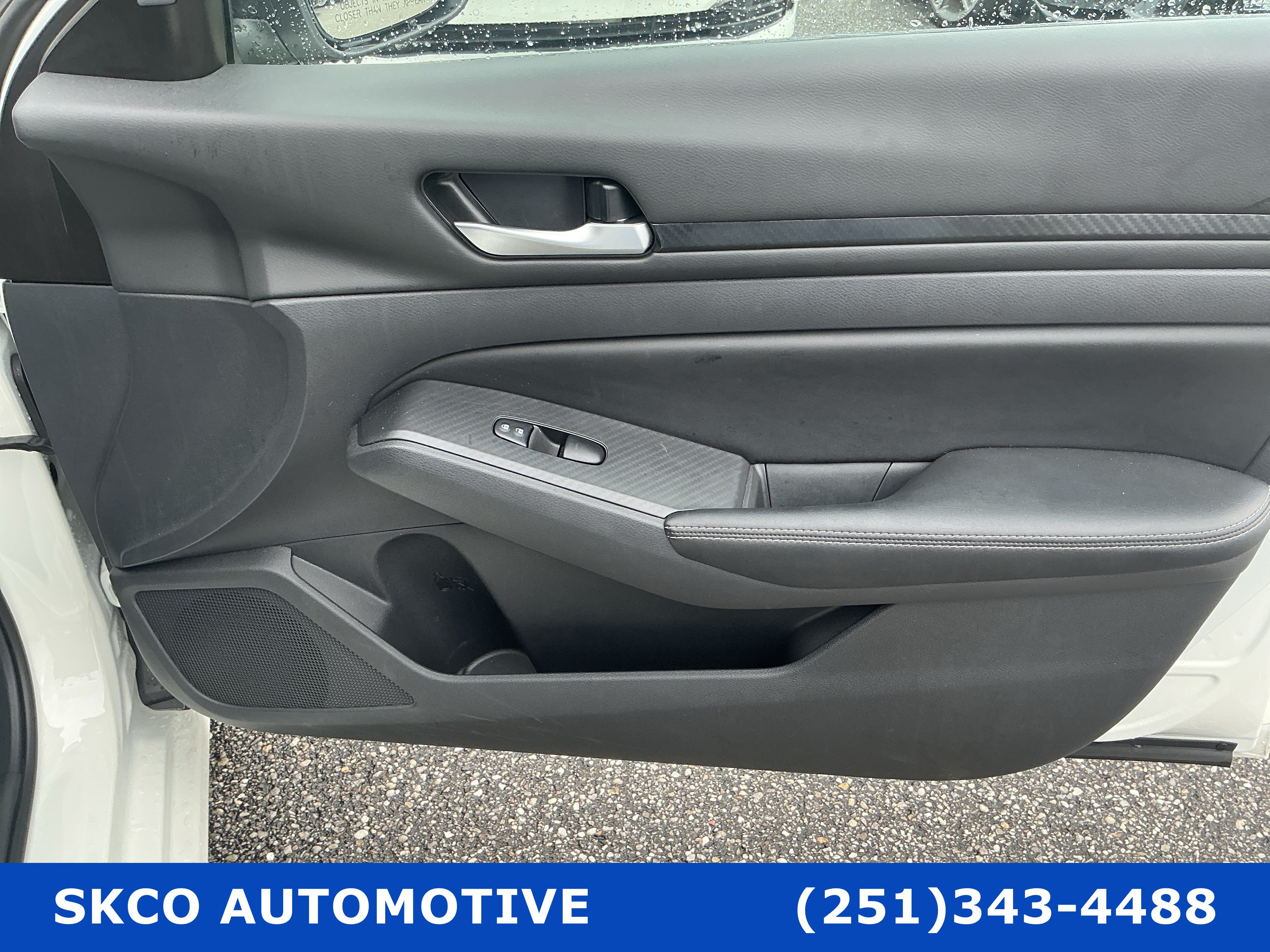 Used 2025 Nissan Altima 2.5 SV FWD image 12