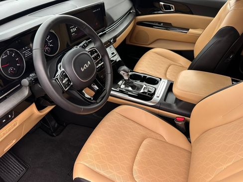 Used 2024 Kia Carnival EX image 10