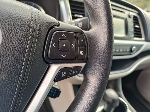 Used 2018 Toyota Highlander LE FWD image 24