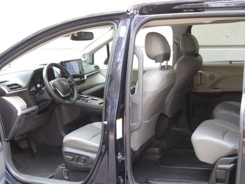 Used 2023 Toyota Sienna XLE w/ XLE Plus Package AWD/4WD image 14