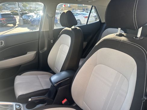 Used 2025 Hyundai Venue SEL FWD image 19