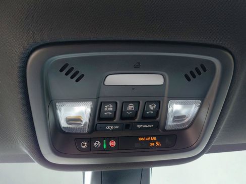 Used 2022 Chevrolet Traverse High Country image 32