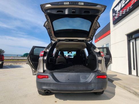 Used 2017 Jeep Cherokee Latitude w/ Comfort & Sound Group FWD image 21
