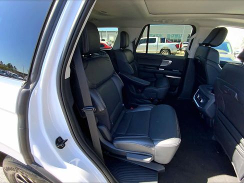 Certified 2025 Ford Expedition Platinum image 20