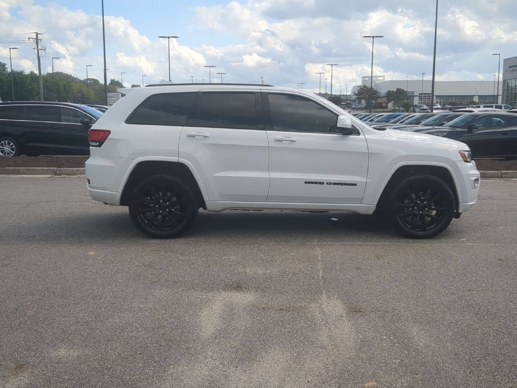 Used 2018 Jeep Grand Cherokee Altitude AWD/4WD image 6