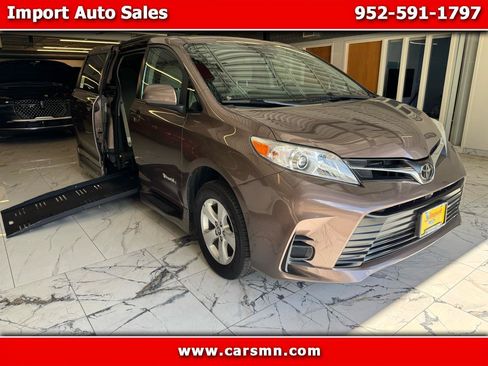 Used 2018 Toyota Sienna LE FWD image 1