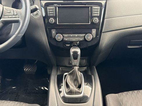 Used 2018 Nissan Rogue SV w/ Premium Package AWD/4WD image 17