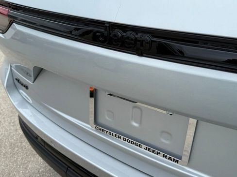 New 2025 Jeep Grand Cherokee Altitude image 33