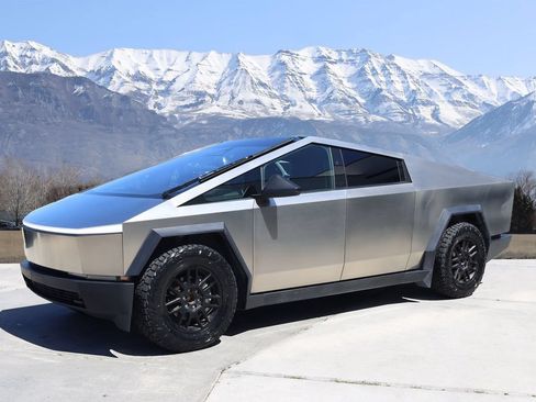 Used 2025 Tesla Cybertruck AWD Crew Cab image 2
