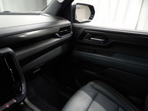 Used 2025 GMC Yukon XL AT4 AWD/4WD image 25