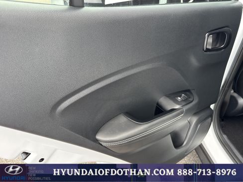 Certified 2023 Hyundai Venue Limited FWD image 11
