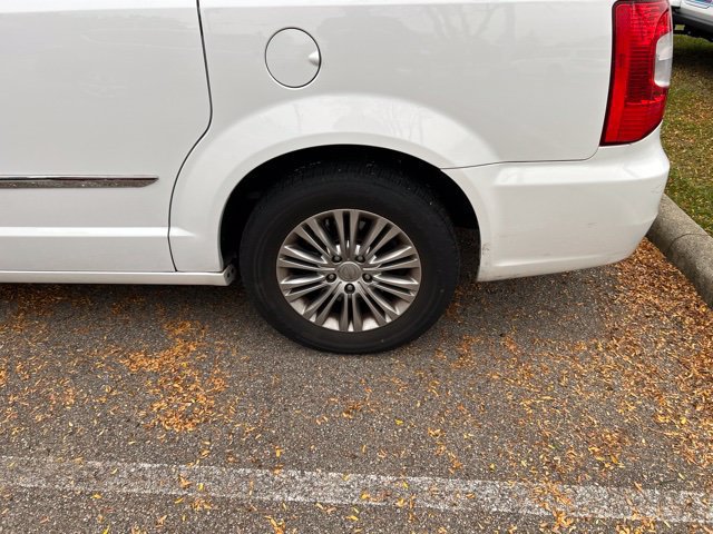 Used 2016 Chrysler Town & Country Touring-L FWD image 11