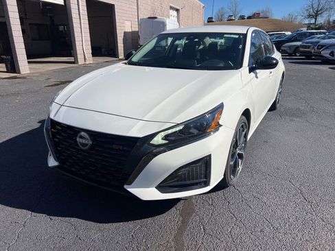 Used 2025 Nissan Altima 2.5 SR image 1