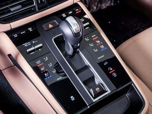 Certified 2025 Porsche Macan image 24