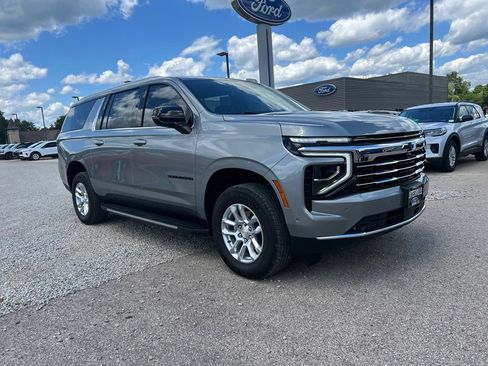 Used 2025 Chevrolet Suburban LT w/ Comfort Package AWD/4WD image 2