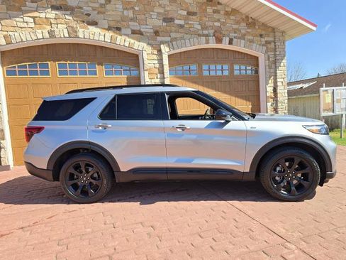 Used 2023 Ford Explorer ST-Line w/ Class IV Trailer Tow Package image 2