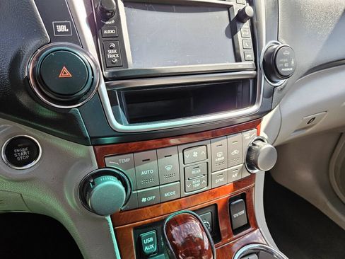 Used 2013 Toyota Highlander Limited AWD/4WD image 25