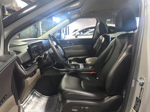 Used 2025 Kia Carnival EX FWD image 10