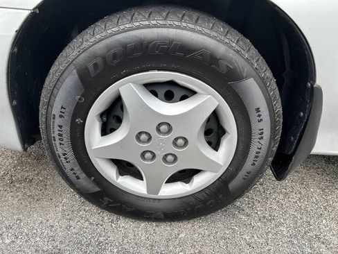 Used 2004 Chevrolet Cavalier Sedan w/ Preferred Equipment Group FWD image 16