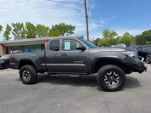 Used 2019 Toyota Tacoma TRD Off-Road AWD/4WD image 2