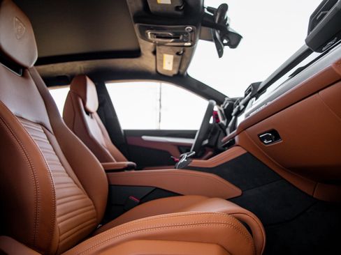 Used 2026 Lamborghini Urus SE image 44