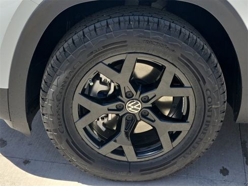 New 2025 Volkswagen Atlas Peak Edition SE image 13