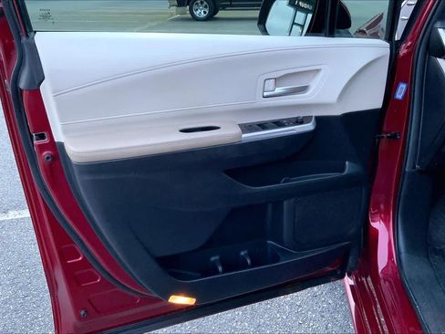 Used 2023 Toyota Sienna XLE FWD image 21