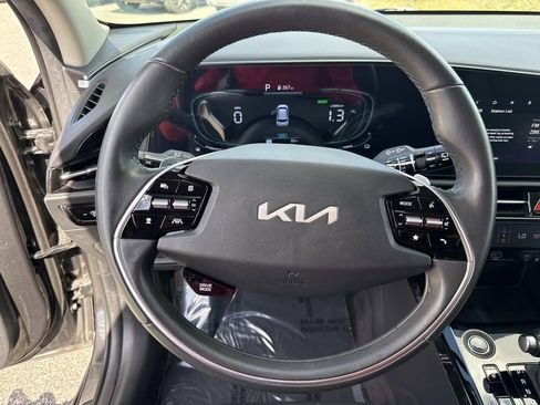 Used 2023 Kia Niro EX image 42