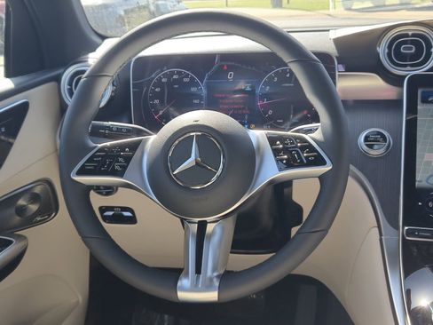 Used 2025 Mercedes-Benz GLC 300 4MATIC image 10